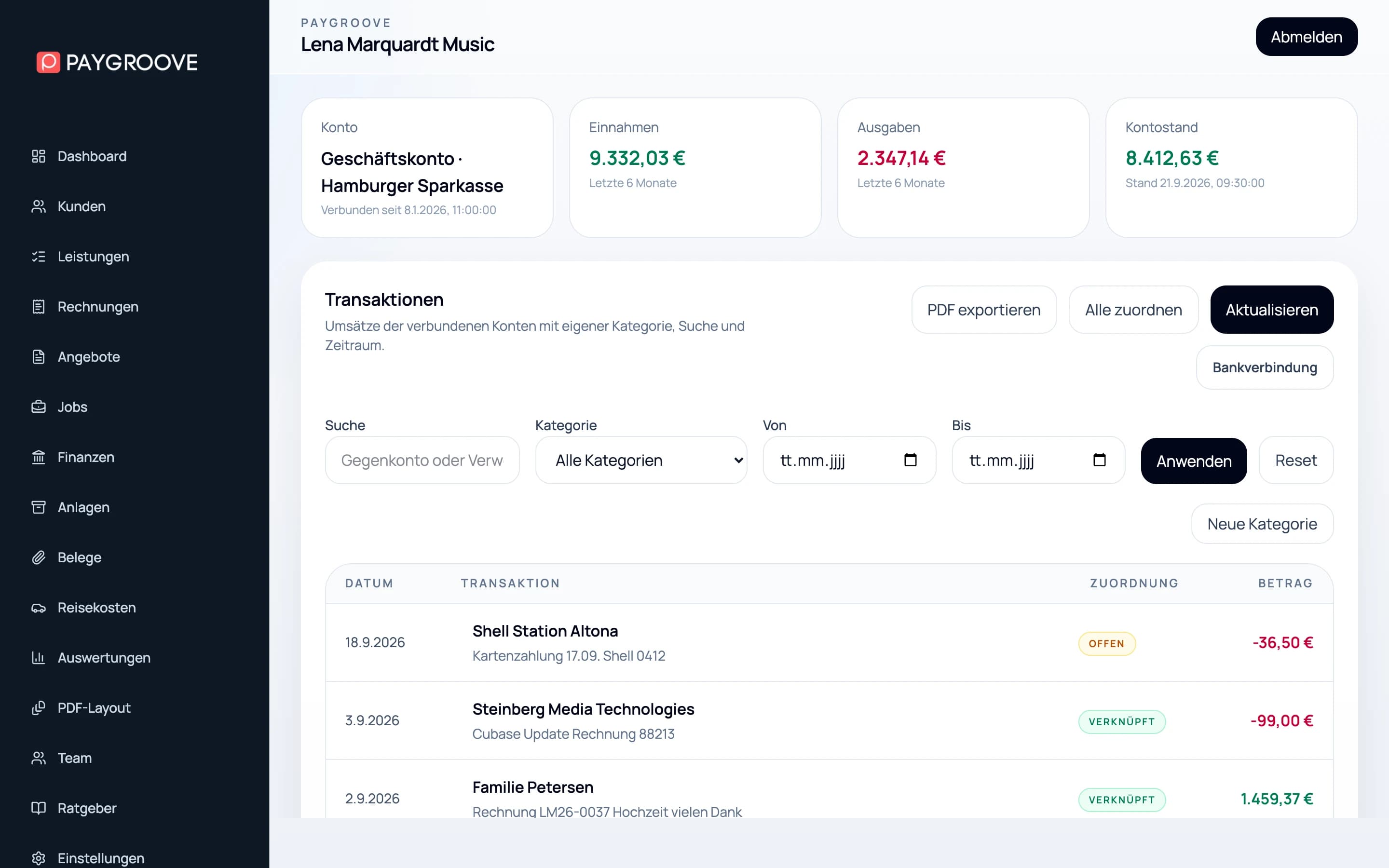 Finanzübersicht in paygroove mit Kontostand, Einnahmen, Ausgaben und der Liste der Bankumsätze mit Zuordnungsstatus